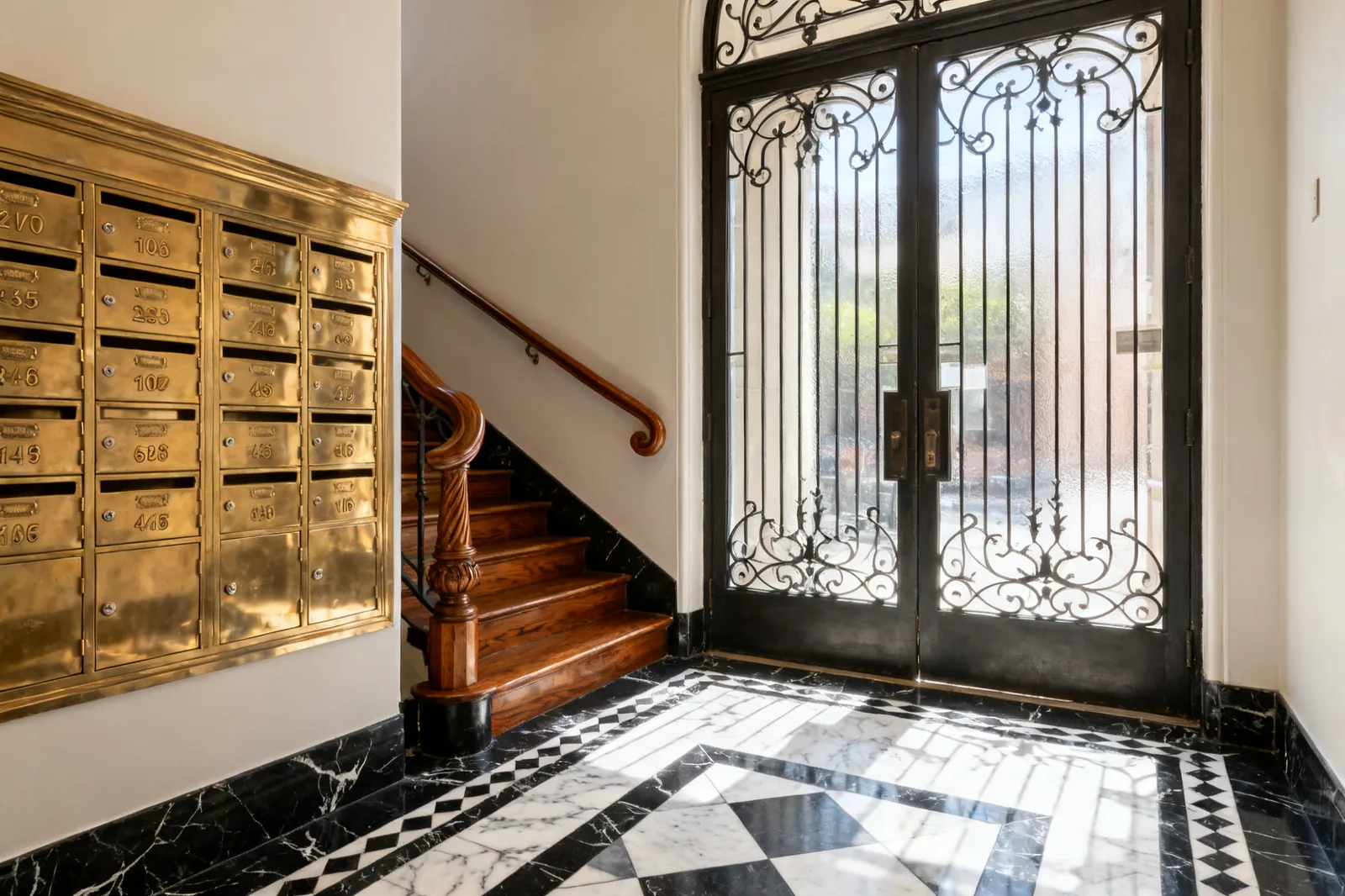 Hall d'entrée d'une copropriété parisienne avec boîtes aux lettres